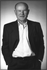Josef Fellsches, Foto: Sibylle Ostermann Schwarzweissfoto von Josef Fellsches im Anzug, stehend, Jackett geöffnet, Hände in den Hosentaschen. Foto: Sibylle Ostermann