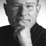 Schwarzweissportrait von Josef Fellsches im schwarzen Rollkragenhemd, die rechte Hand das Kinn umfassend, ab Stirnmitte abgeschnitten. Nachdenklich. Foto: Sibylle Ostermann
