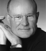 Josef Fellsches, Foto: Sibylle Ostermann Schwarzweissportrait von Josef Fellsches im schwarzen Rollkragenhemd. Die linke Hand liegt in der rechten, das Kinn ruht auf dem linken Handrücken. Konzentrierter Blick. Foto: Sibylle Ostermann
